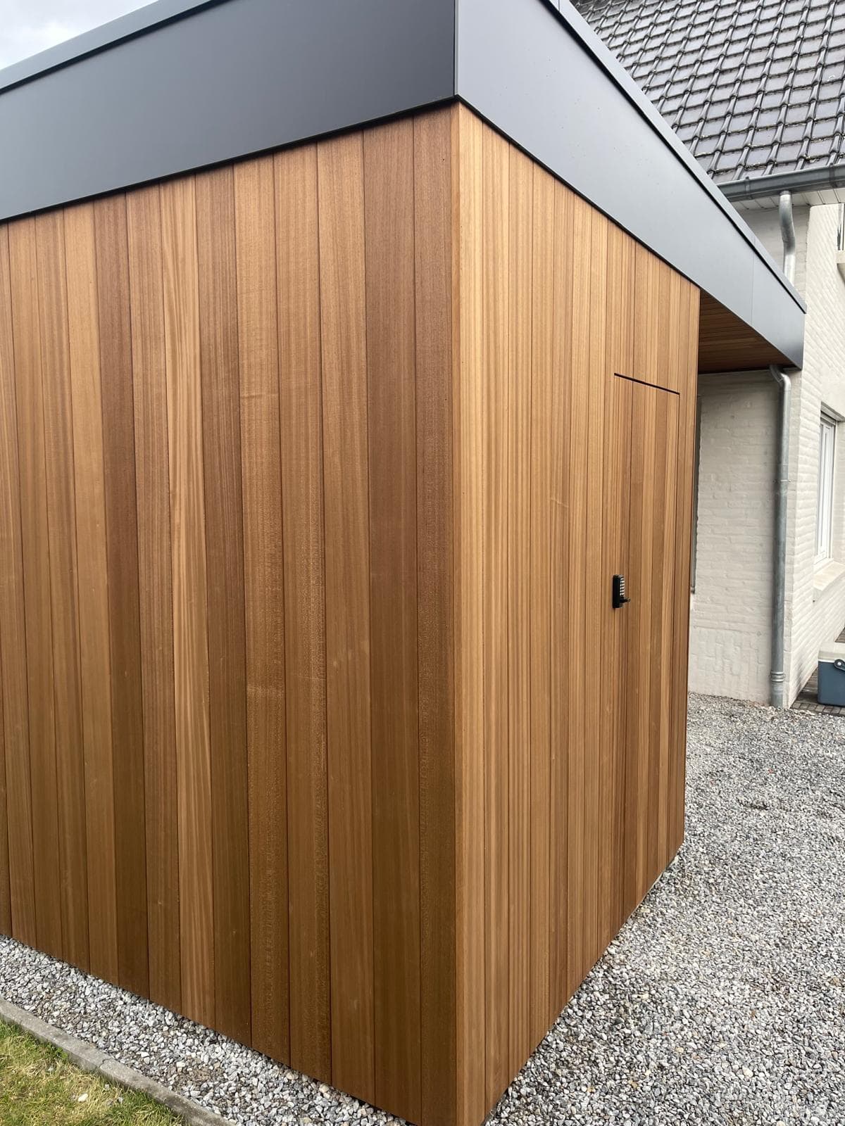 Detail van de verticale Ayous thermo gevelbekleding van de tuinberging