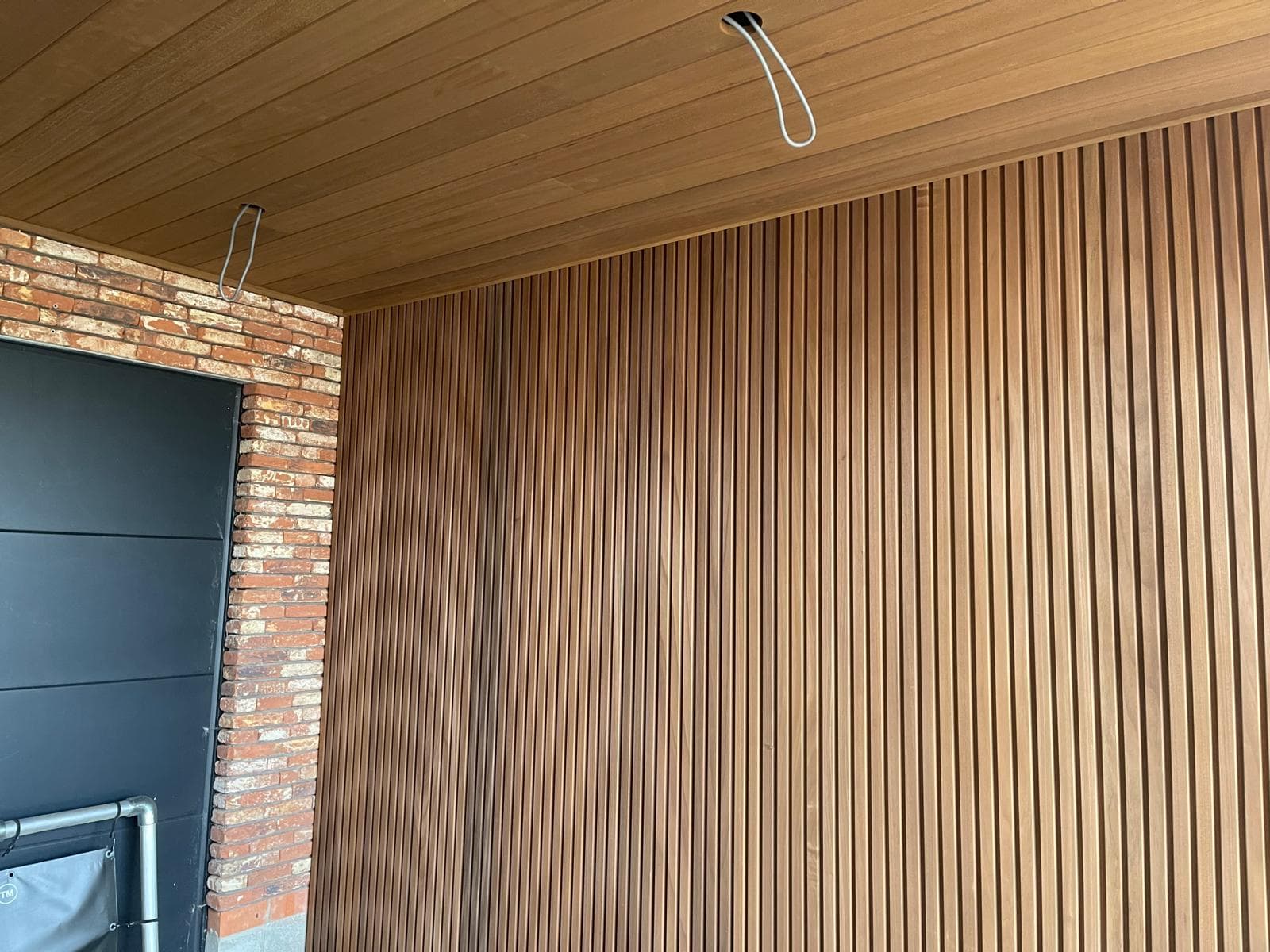 Detail van het Ayous thermo houten plafond en de geribde wandbekleding