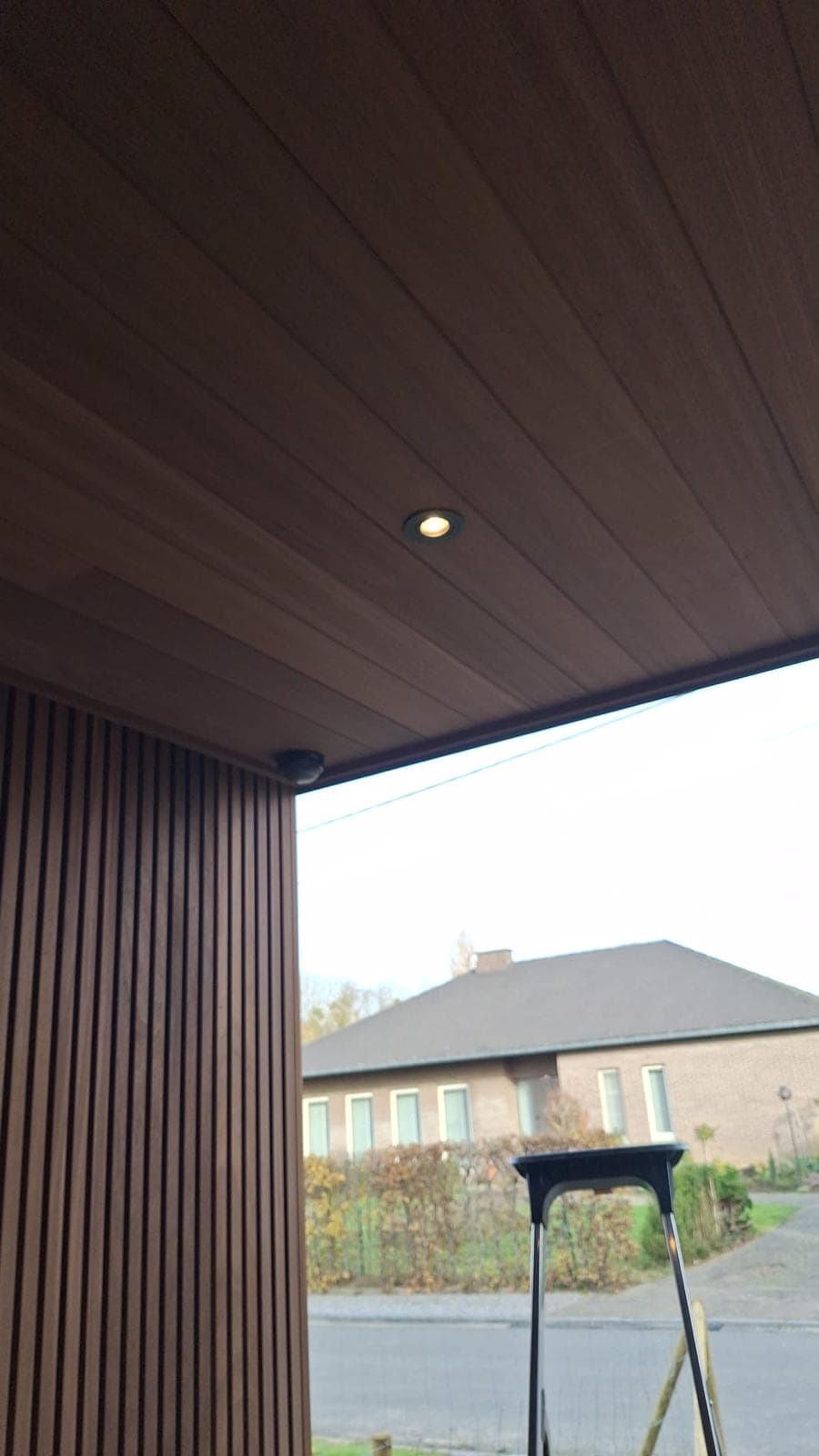 Detail van een inbouwspot in het Ayous thermo houten plafond van de carport