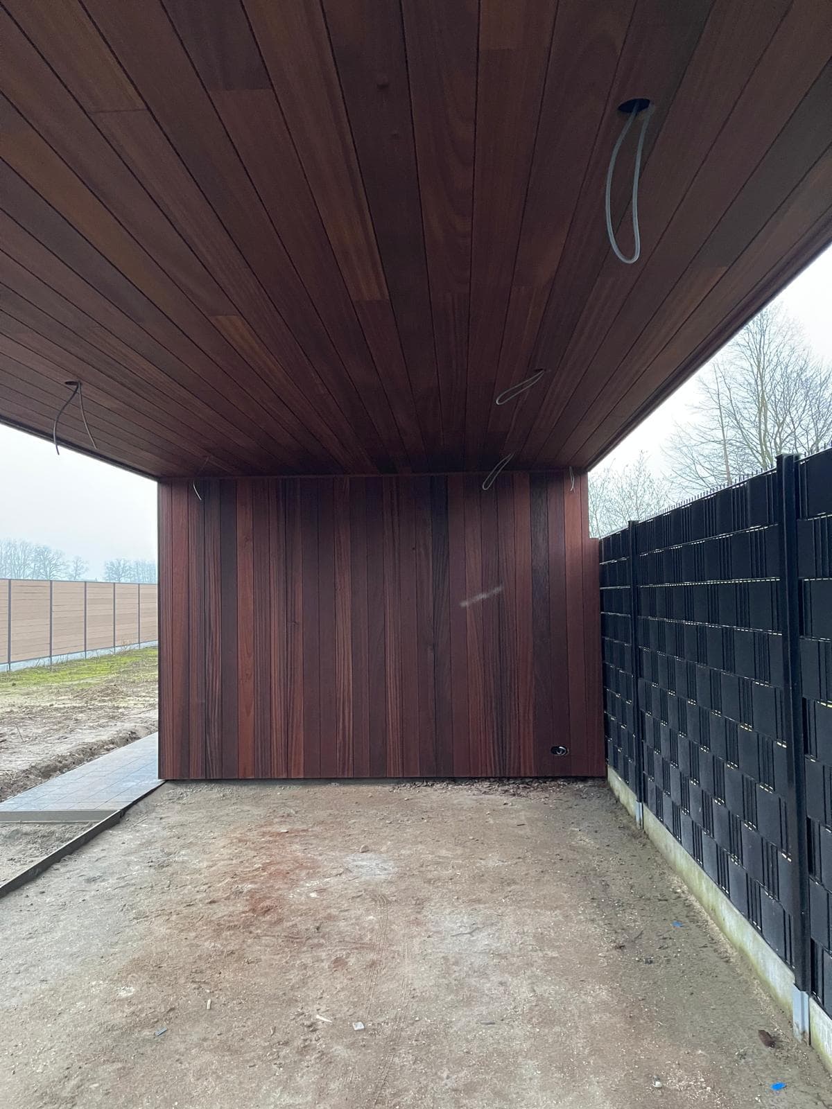 Onderzicht van de carport met geolied houten plafond en wand in Ayous thermohout