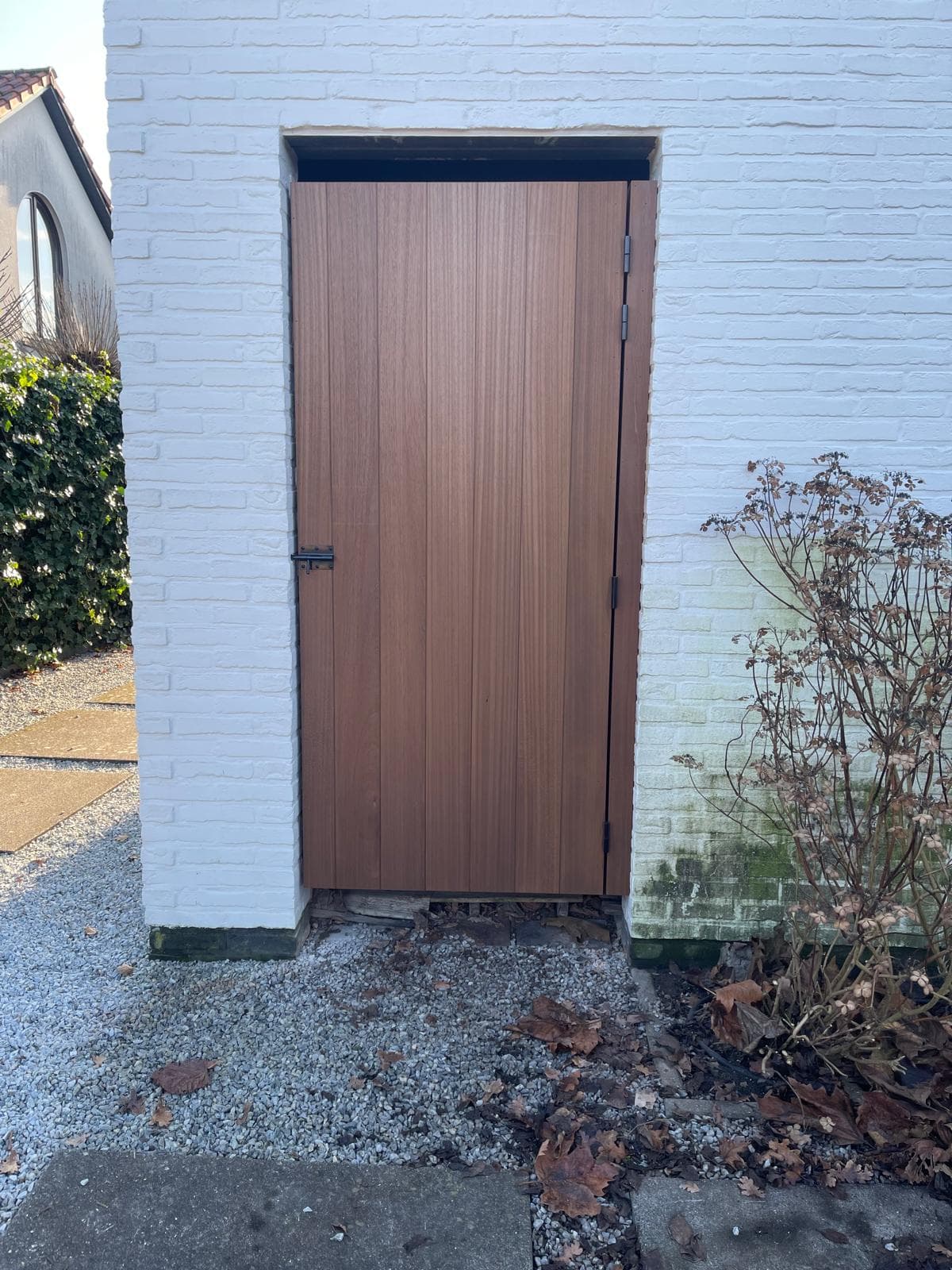 Detail van een houten deur in een opslagplaats
