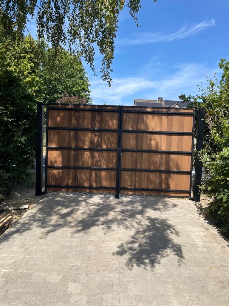 Constructiezijde van de dubbele poort op de oprit met zichtbaar frame en horizontale regels