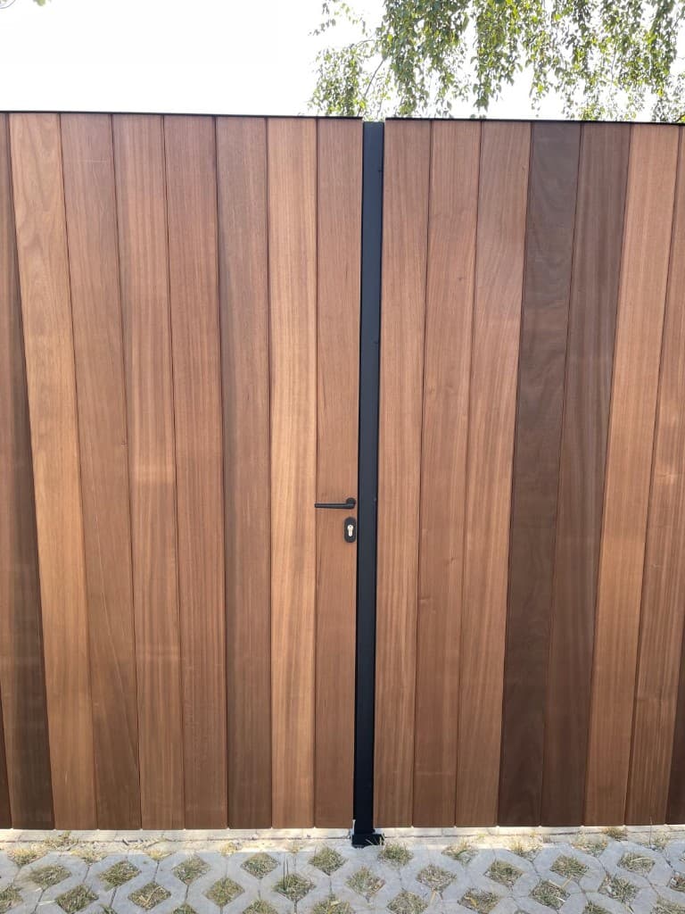 Detail van zwarte klink en slot op de verticale Ayous-planken