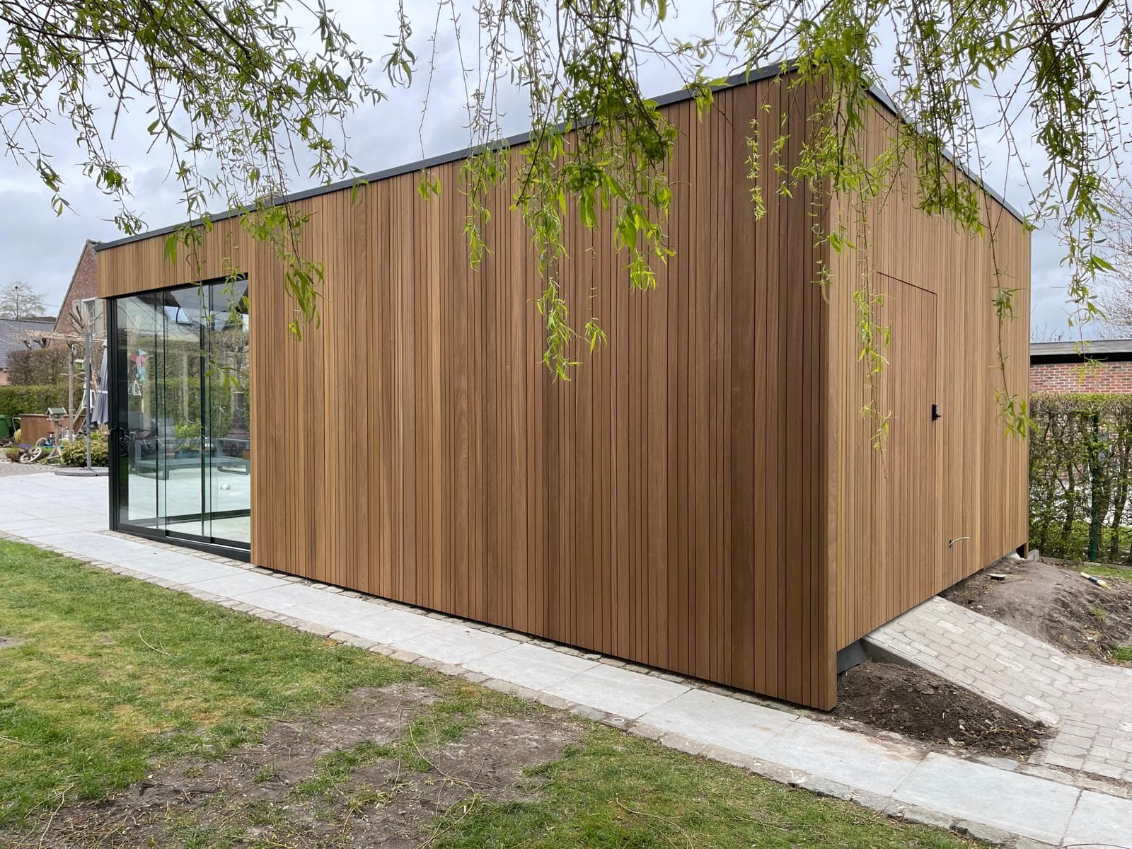 Zijaanzicht van de strakke houtbouw met verticale Ayous thermo gevelbekleding