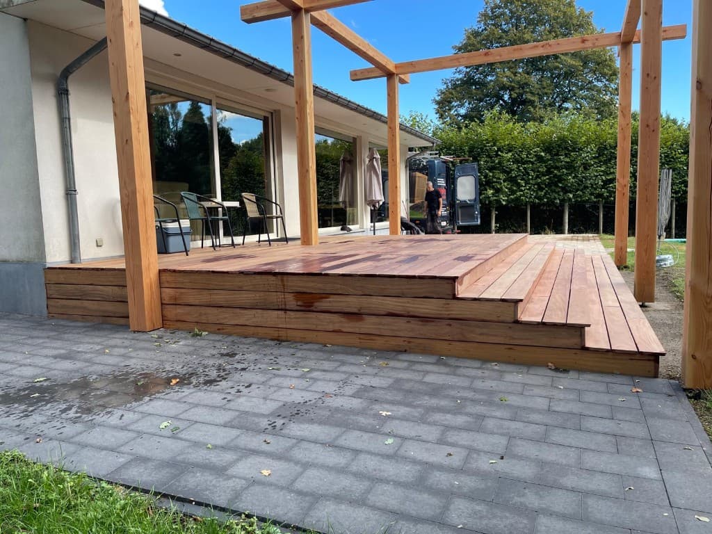 Pergola en Cumaru trap vanaf de steenbestrating naar het terras