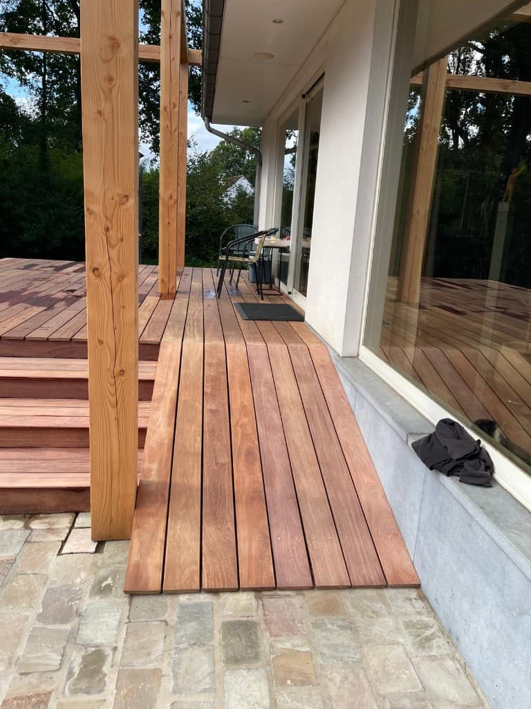 Cumaru hellingbaan naast de trap naar het terras