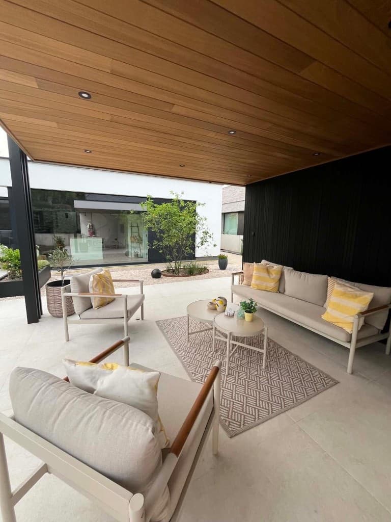 Lounge onder het Ayous-plafond met zitbank, fauteuils en zwarte Ayous-wand