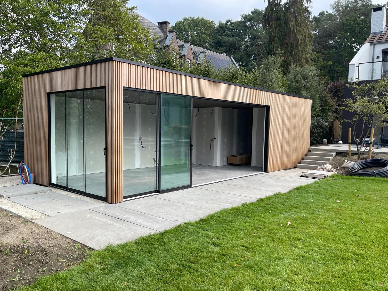 Poolhouse met geopende glazen schuifwanden naar de tuin in Hasselt