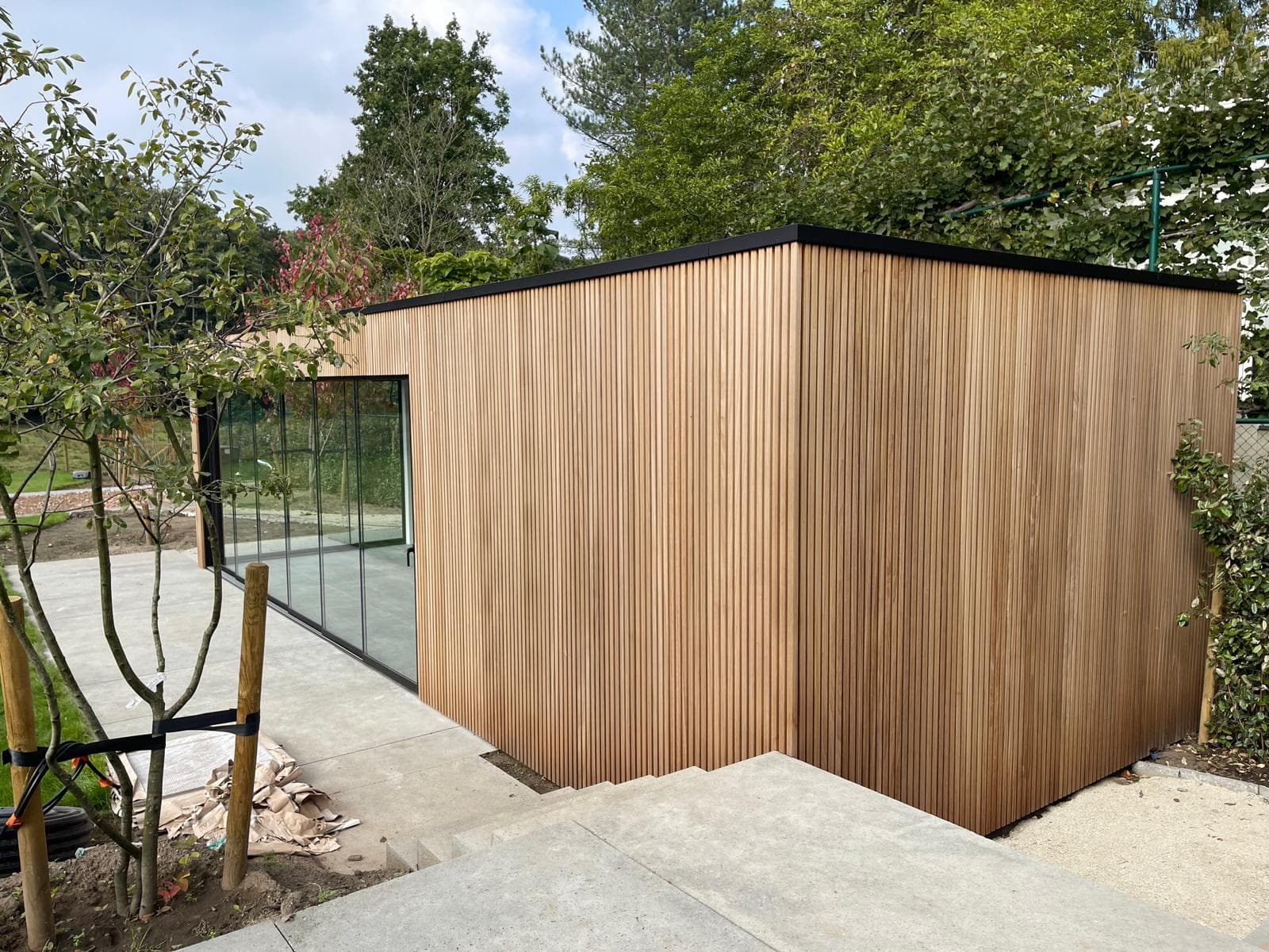 Gevelbekleding in thermisch Ayous met verticale latten