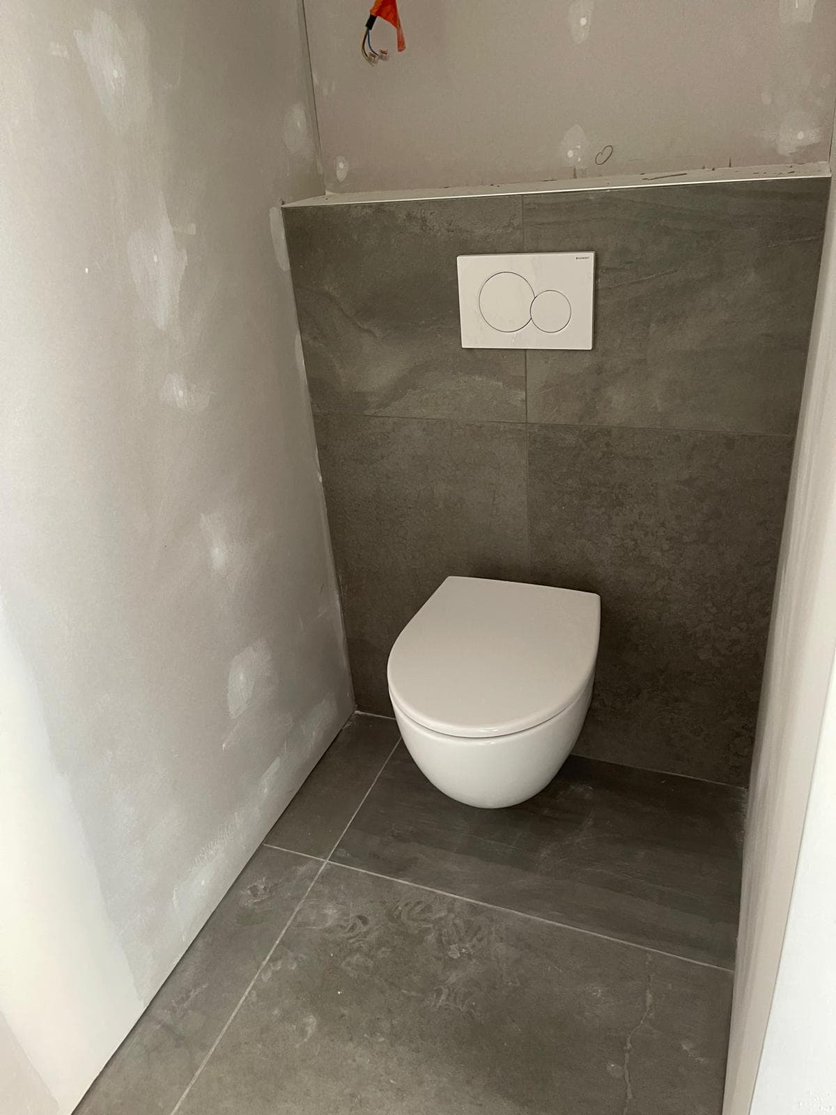 Toilet met keramische wandtegels
