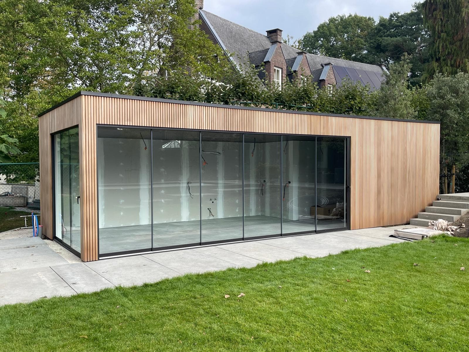 Poolhouse in Hasselt met thermisch Ayous gevel en volglazen schuifwanden, WoPa Construction