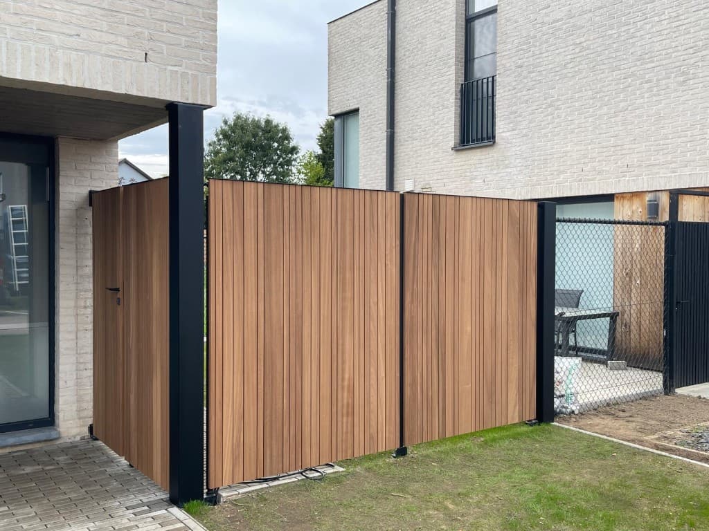 Overzicht van de Ayous-poort met poortje tussen twee woningen