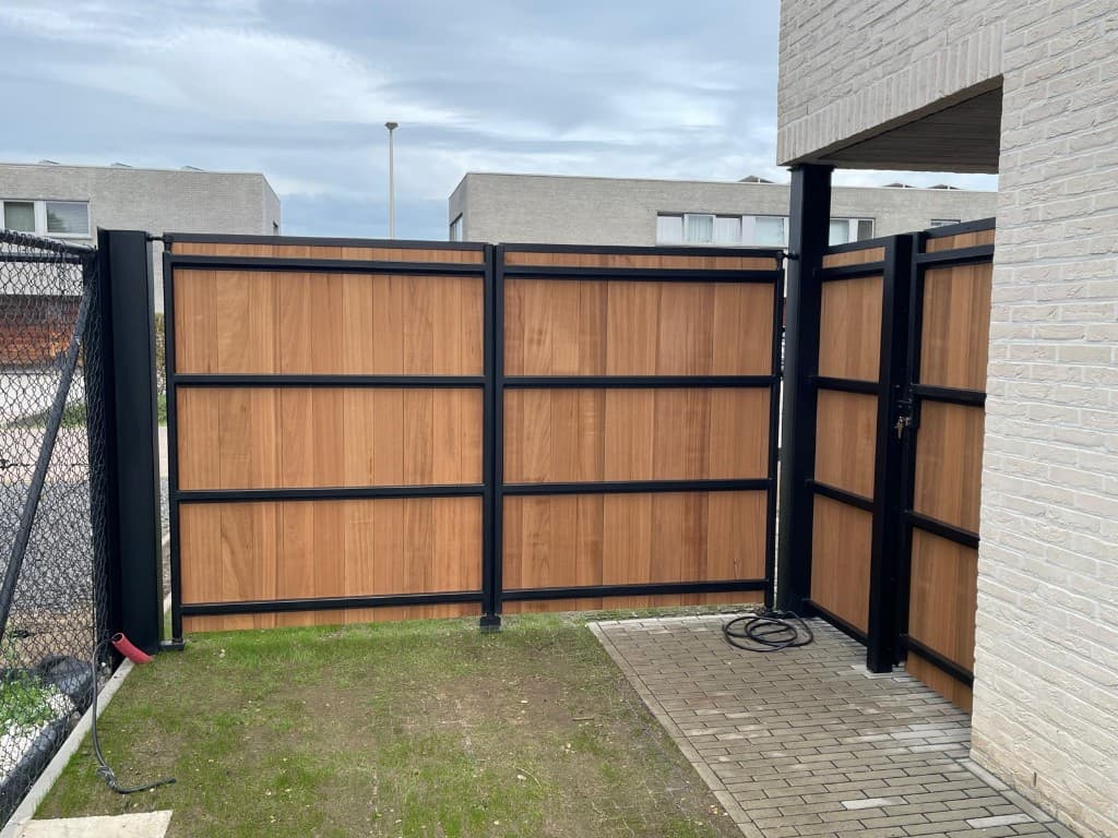Constructiezijde van de dubbele poort met zwart staalframe en horizontale regels