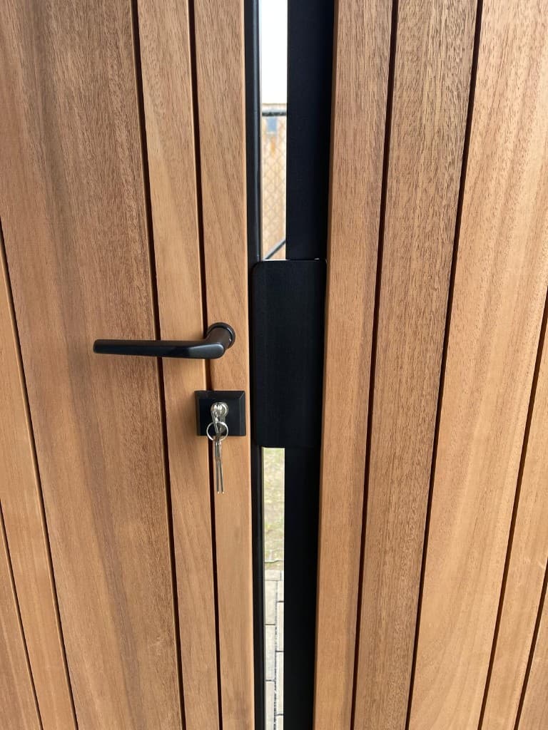 Detail van zwarte klink en slot op verticale Ayous thermo planken