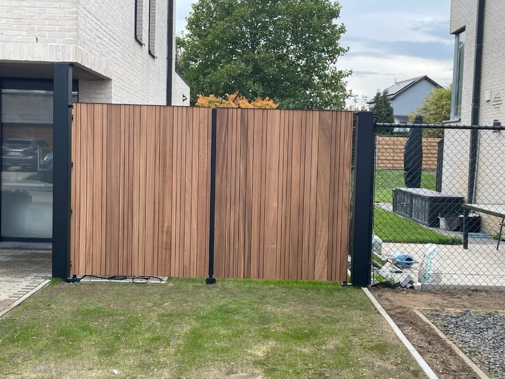 Houten poort met poortje in Ayous thermo tussen lichte bakstenen woningen, WoPa Construction