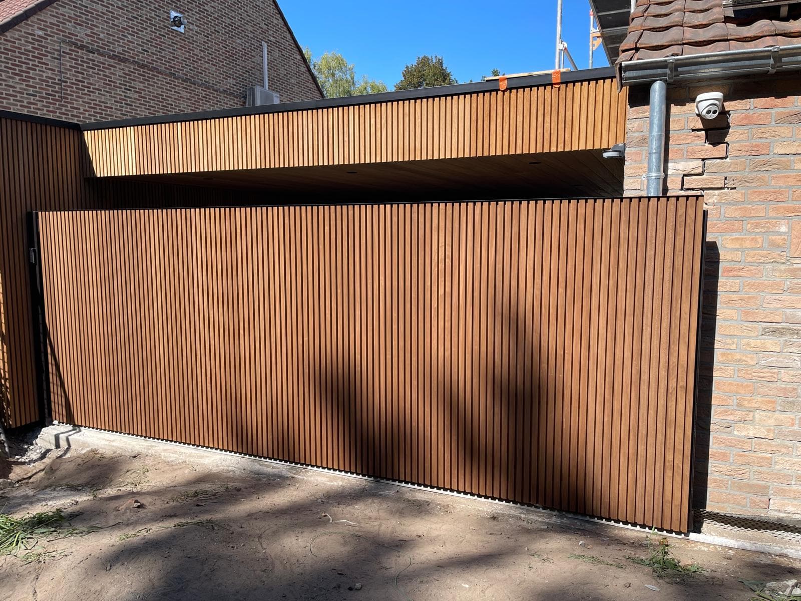 Houten schuifpoort met carport in thermisch Ayous met verticale latten, WoPa Construction