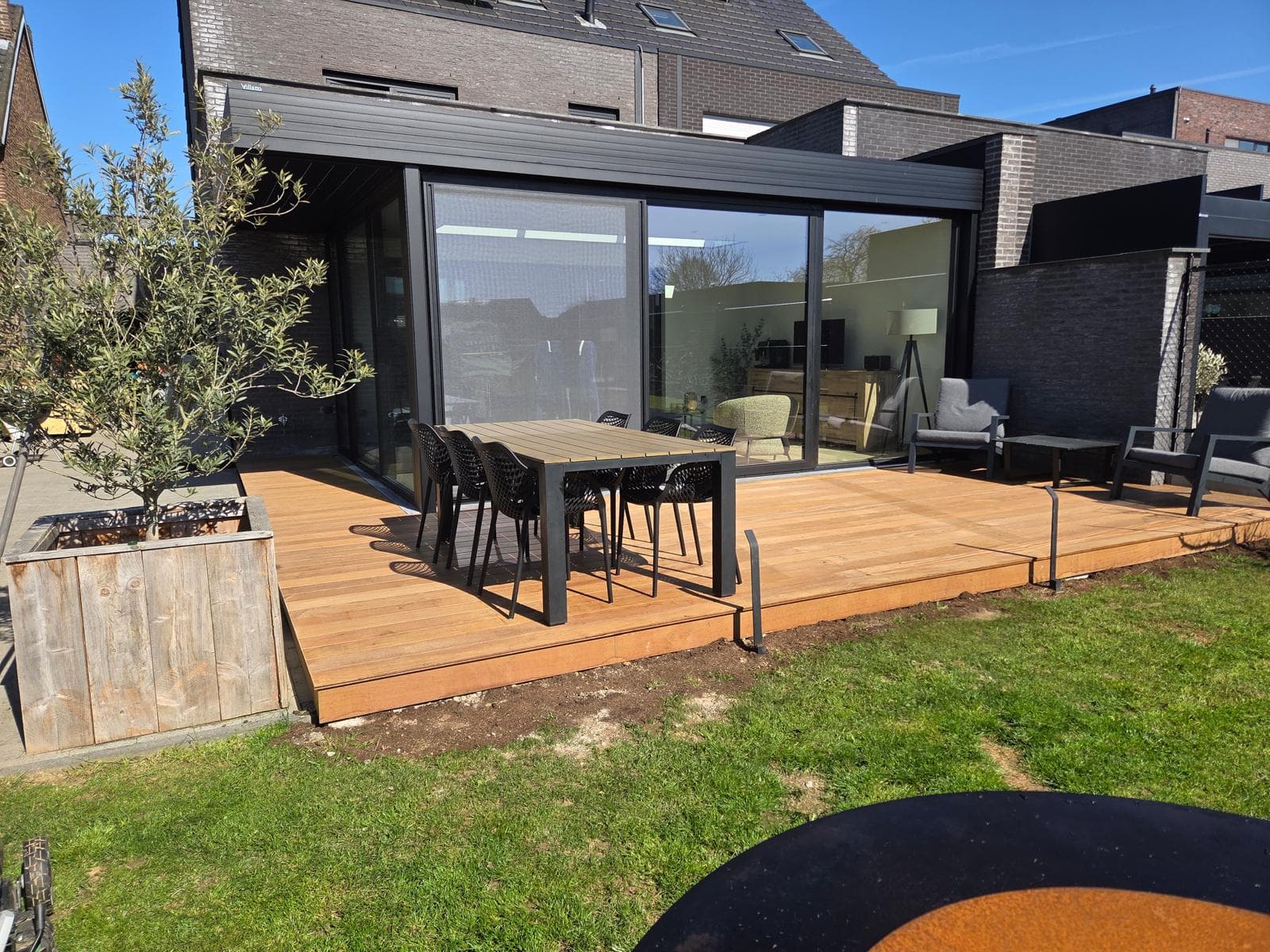 Overzicht van het Tali terras met eethoek, loungeset en aangrenzend gazon