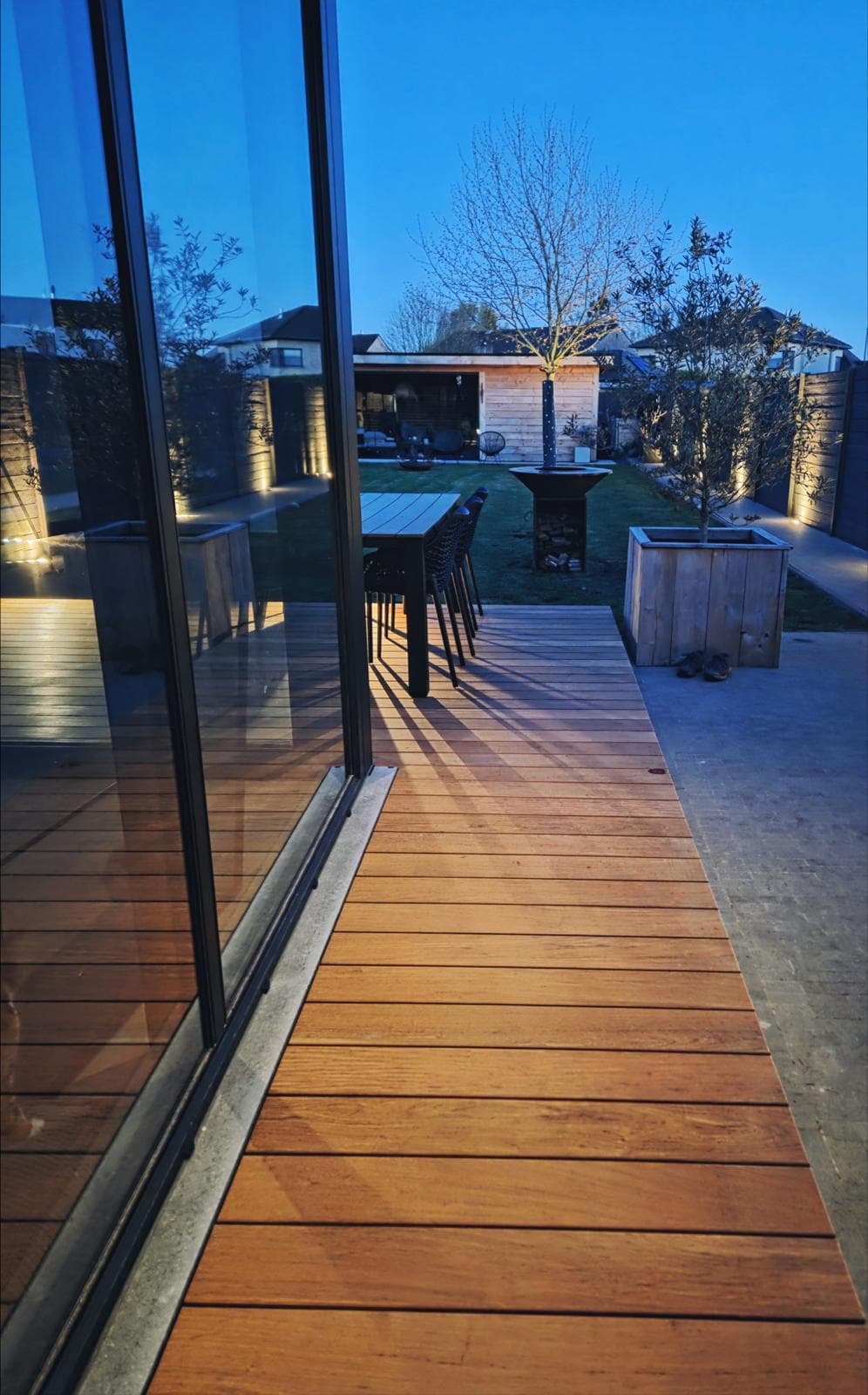 Smal Tali looppad langs de gevel met plantenbakken richting de tuin