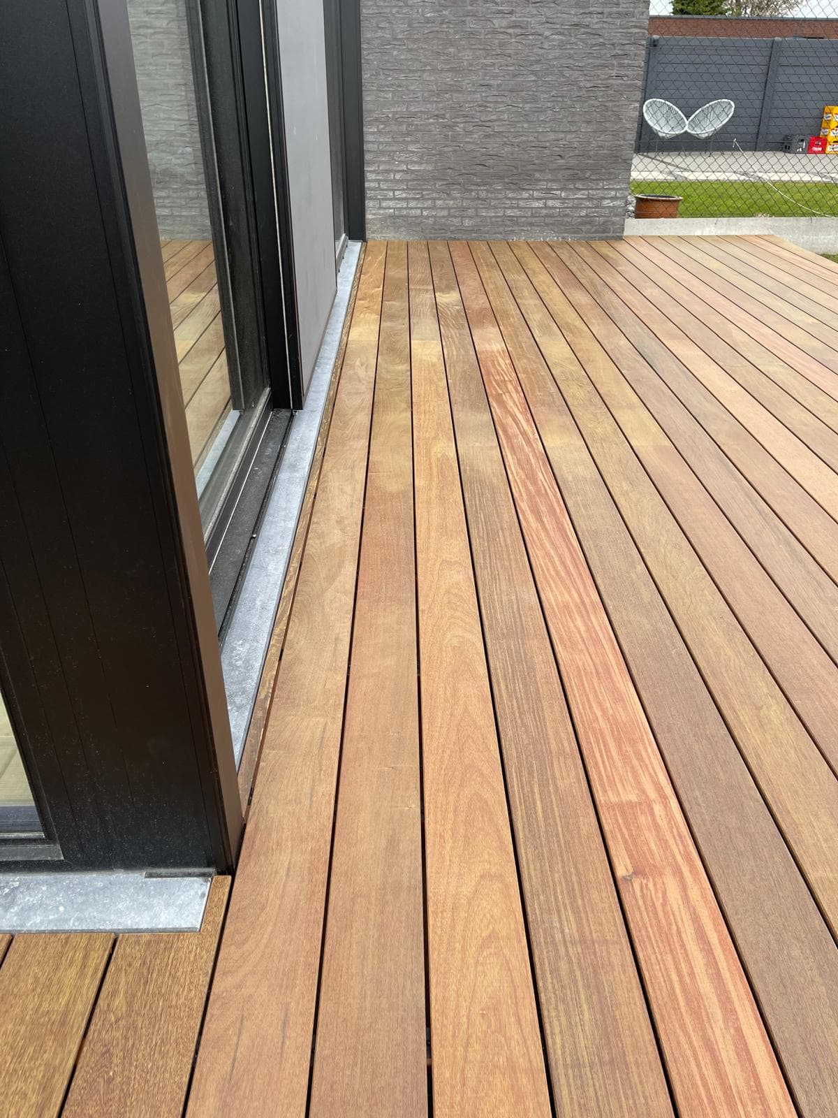Vers gelegd Tali terras met levendige nerftekening langs de pui van de aanbouw