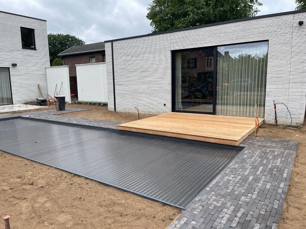 Tali terras naast het overdekte zwembad en klinkerpad