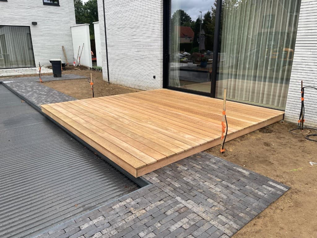 Zijaanzicht van het Tali terras met klinkers en schuifpui