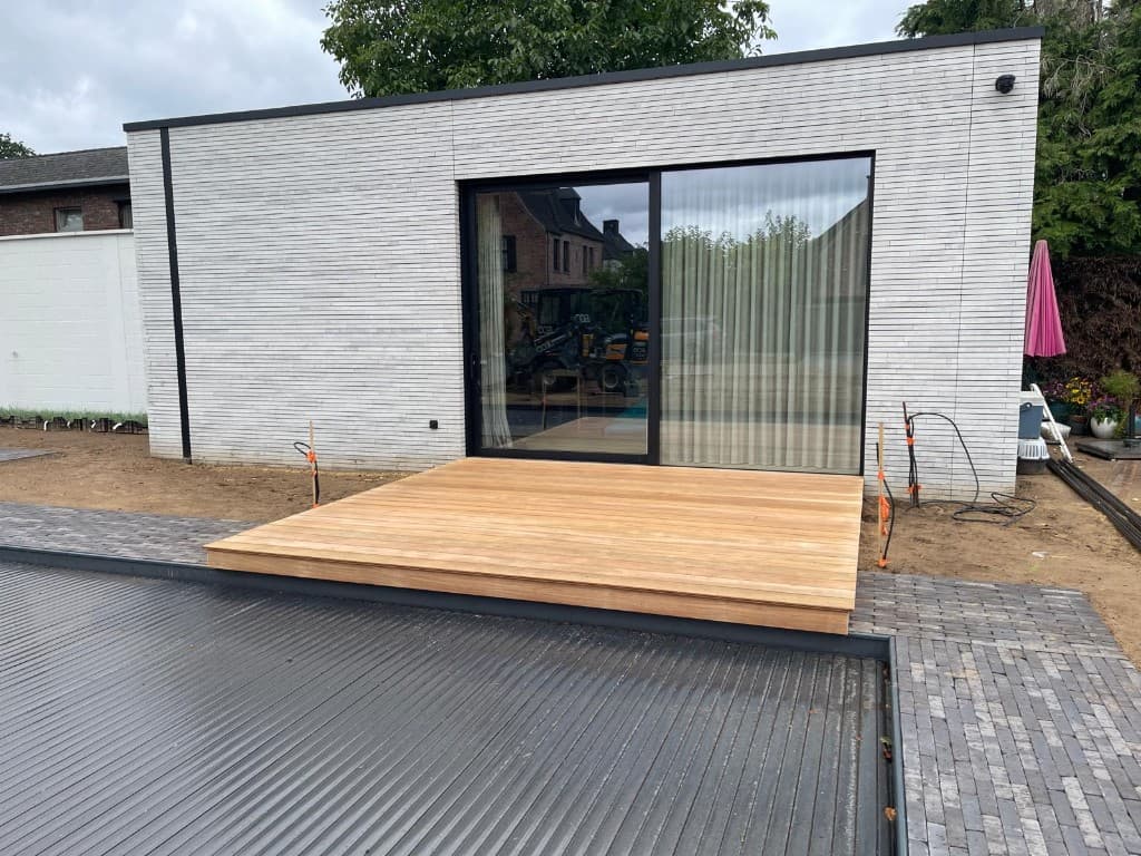 Tali terras voor de schuifpui van de moderne aanbouw naast het zwembad