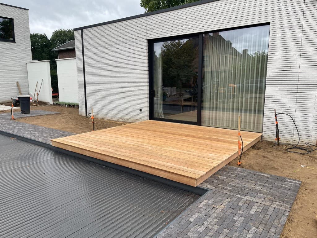 Tali terras tussen klinkerpad en overdekt zwembad voor de schuifpui