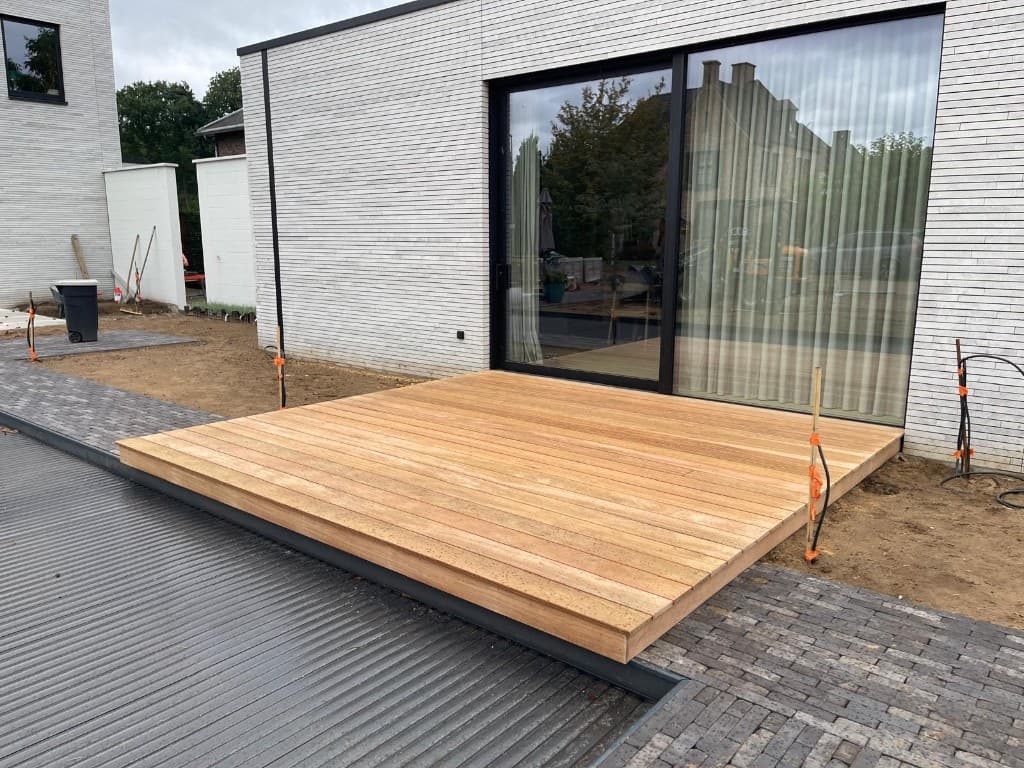 Houten Tali terras voor een zwarte schuifpui van een moderne woning, WoPa Construction