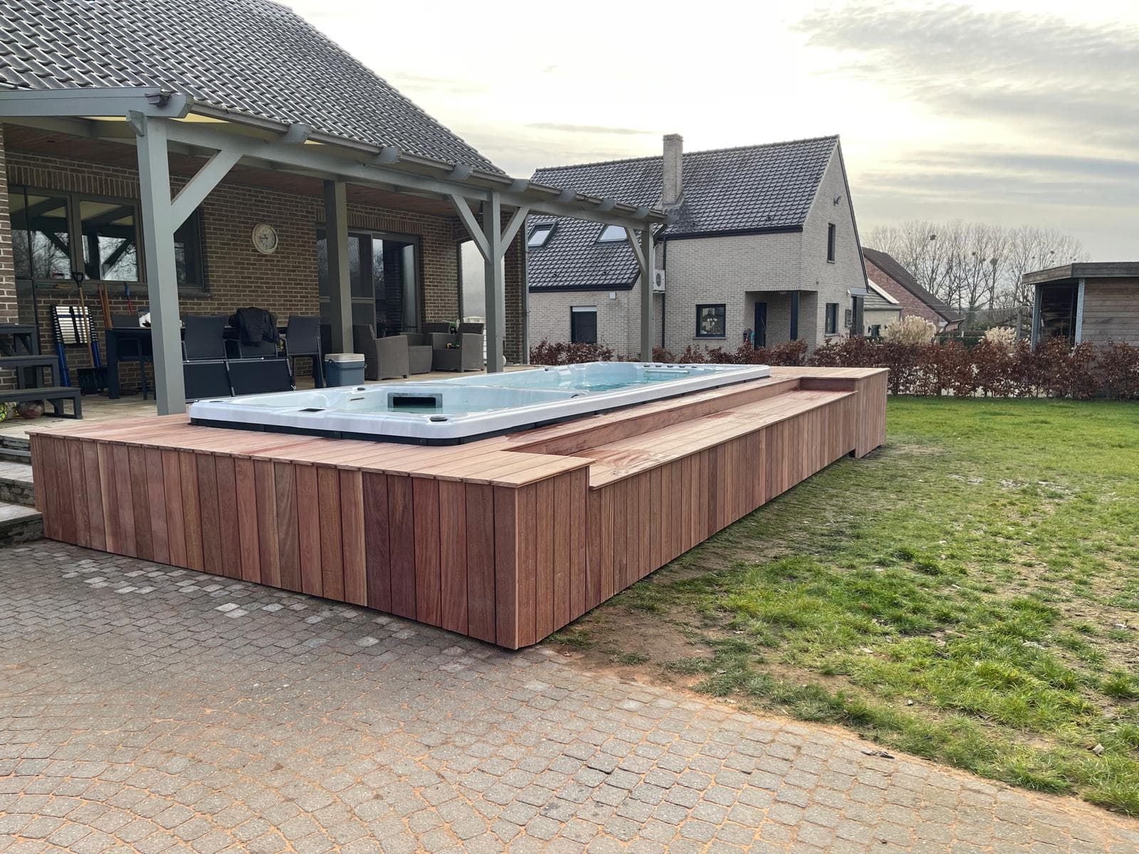 Hardhouten Cumaru terras met ingebouwde swim-spa langs het overdekte terras