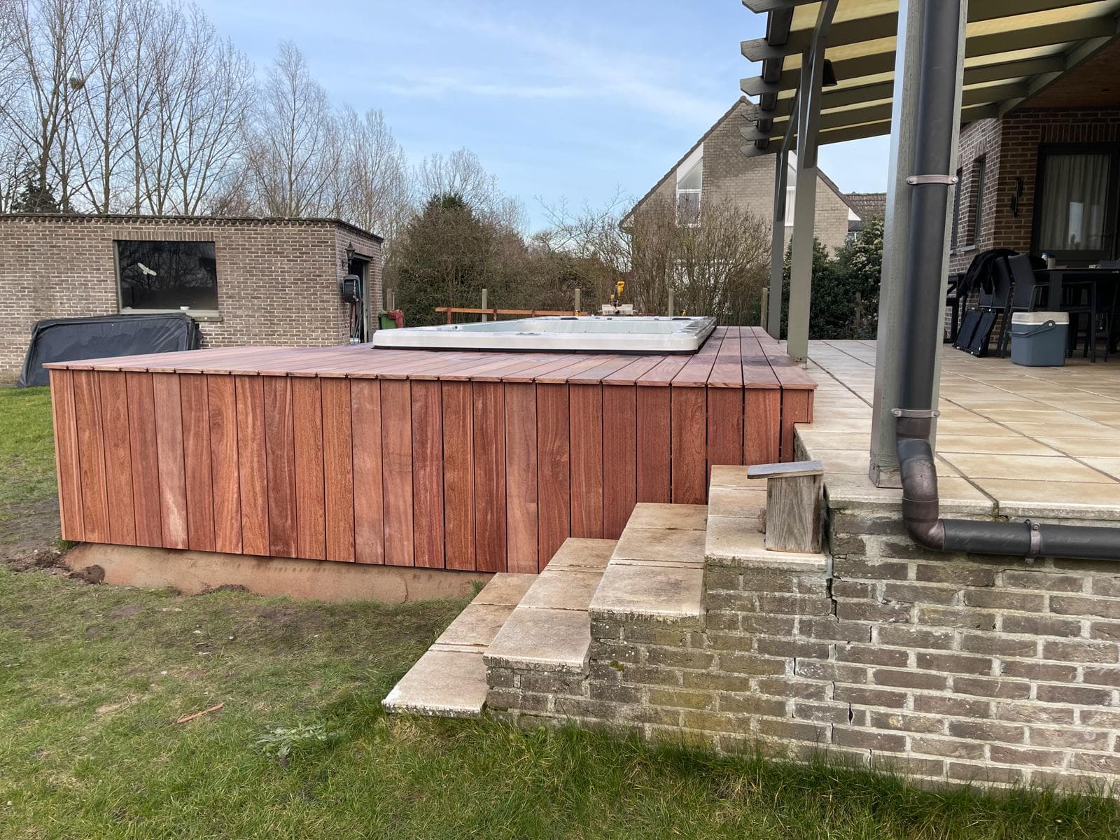 Cumaru hardhouten terrasplanken rondom de swim-spa met zicht op de tuin