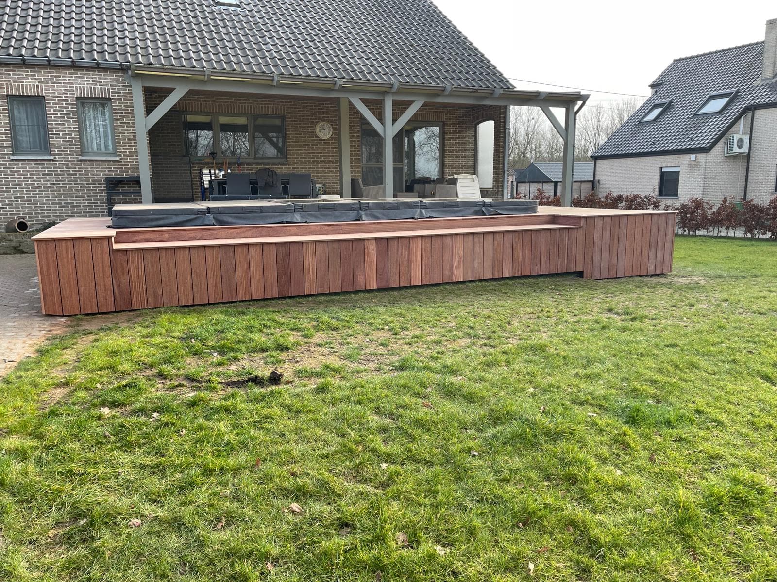 Golden-hour zicht op het Cumaru terras met swim-spa en avondzon