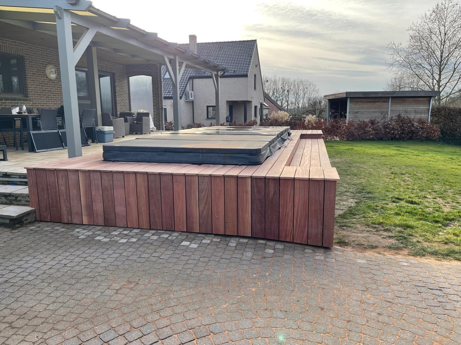 Overzicht van het Cumaru terras met afgedekte swim-spa naast het overdekte terras