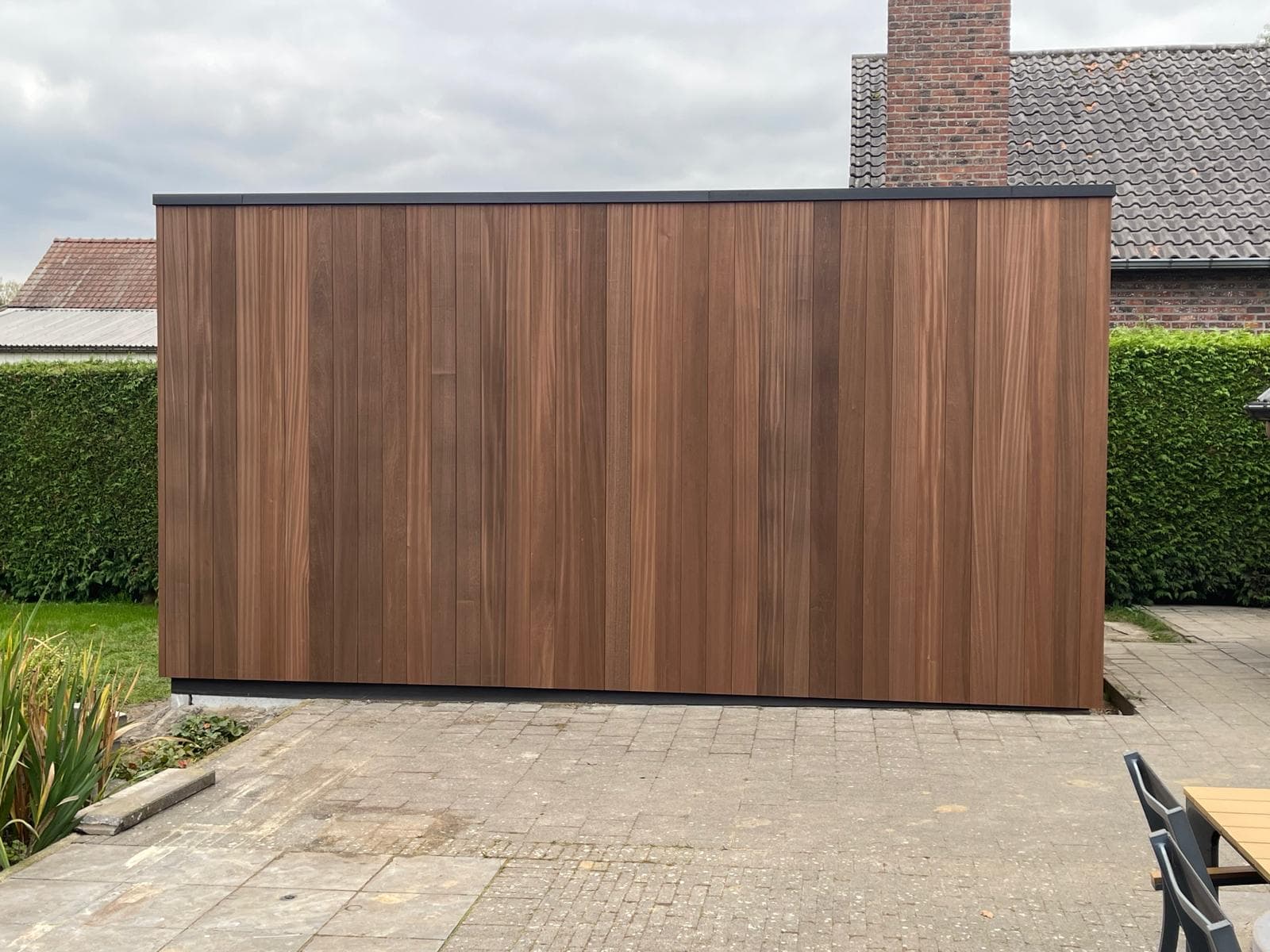 Strakke houten tuinberging in Ayous thermo classic met vlakke voorgevel