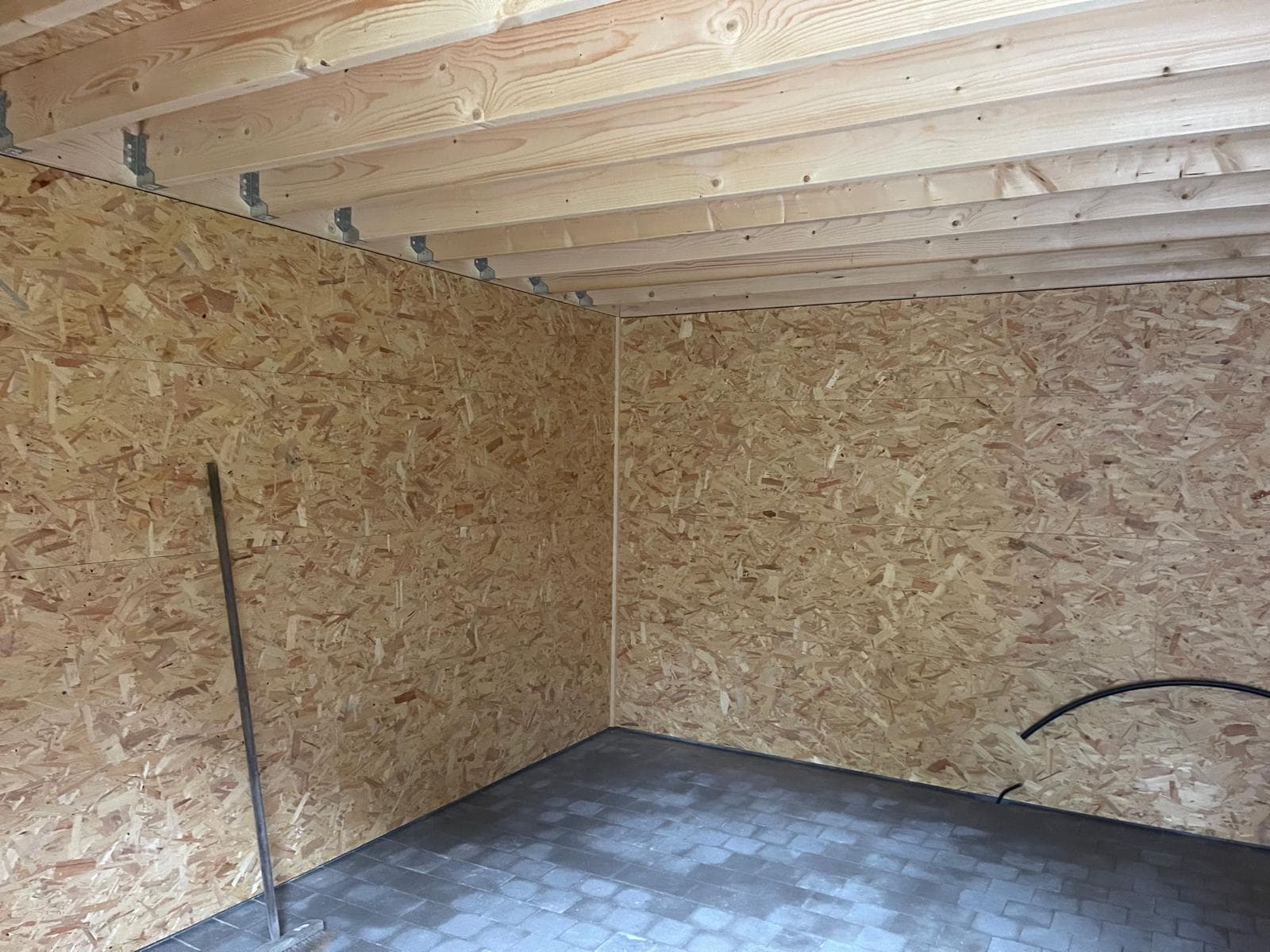 Binnenzijde met OSB-platen op de wanden en zichtbare houten dakbalken