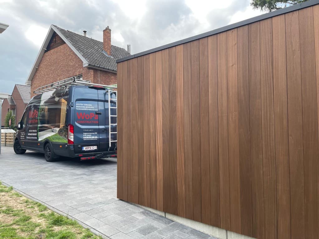 Detail van verticale Ayous thermo planken met zwarte daktrim