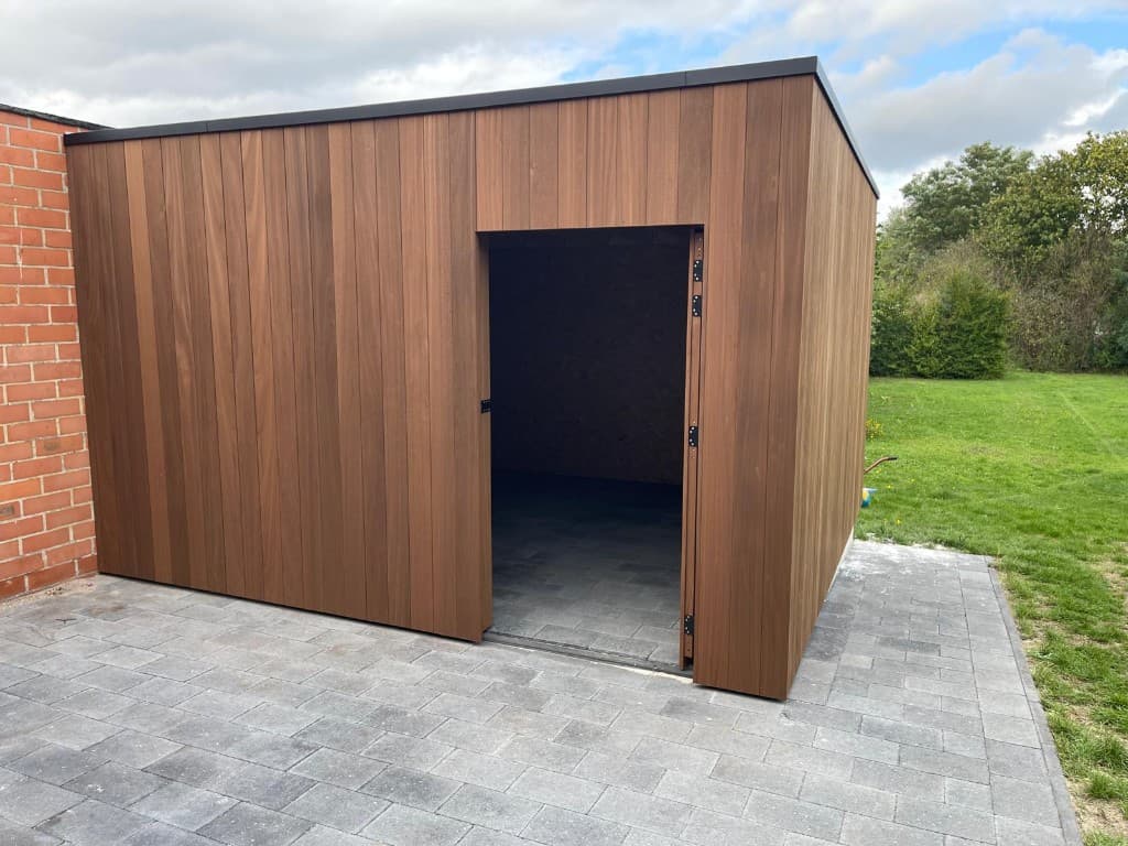 Tuinberging met openstaande Ayous-deur en zicht op de binnenruimte