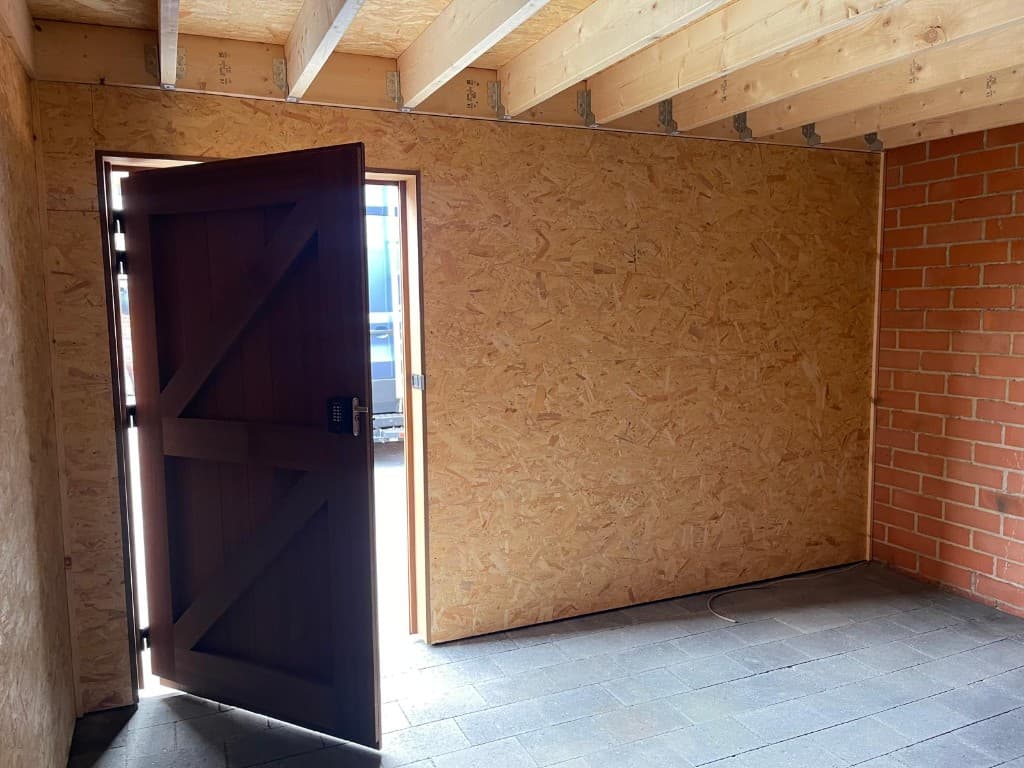 Open Ayous-deur met codeslot en OSB-binnenafwerking
