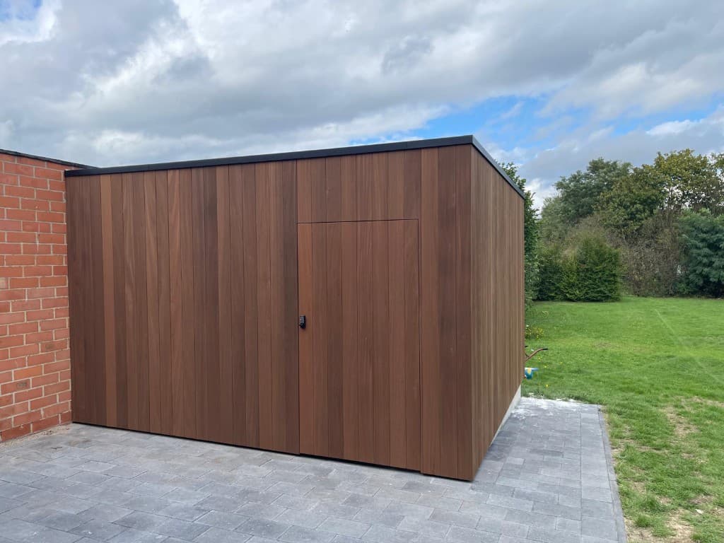 Tuinberging in verticale Ayous thermo tegen een bakstenen garage, met verborgen deur en codeslot, WoPa Construction