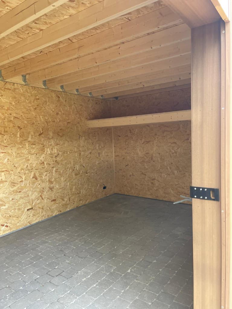 Interieur met OSB-wanden, zichtbare dakbalken en houten legger