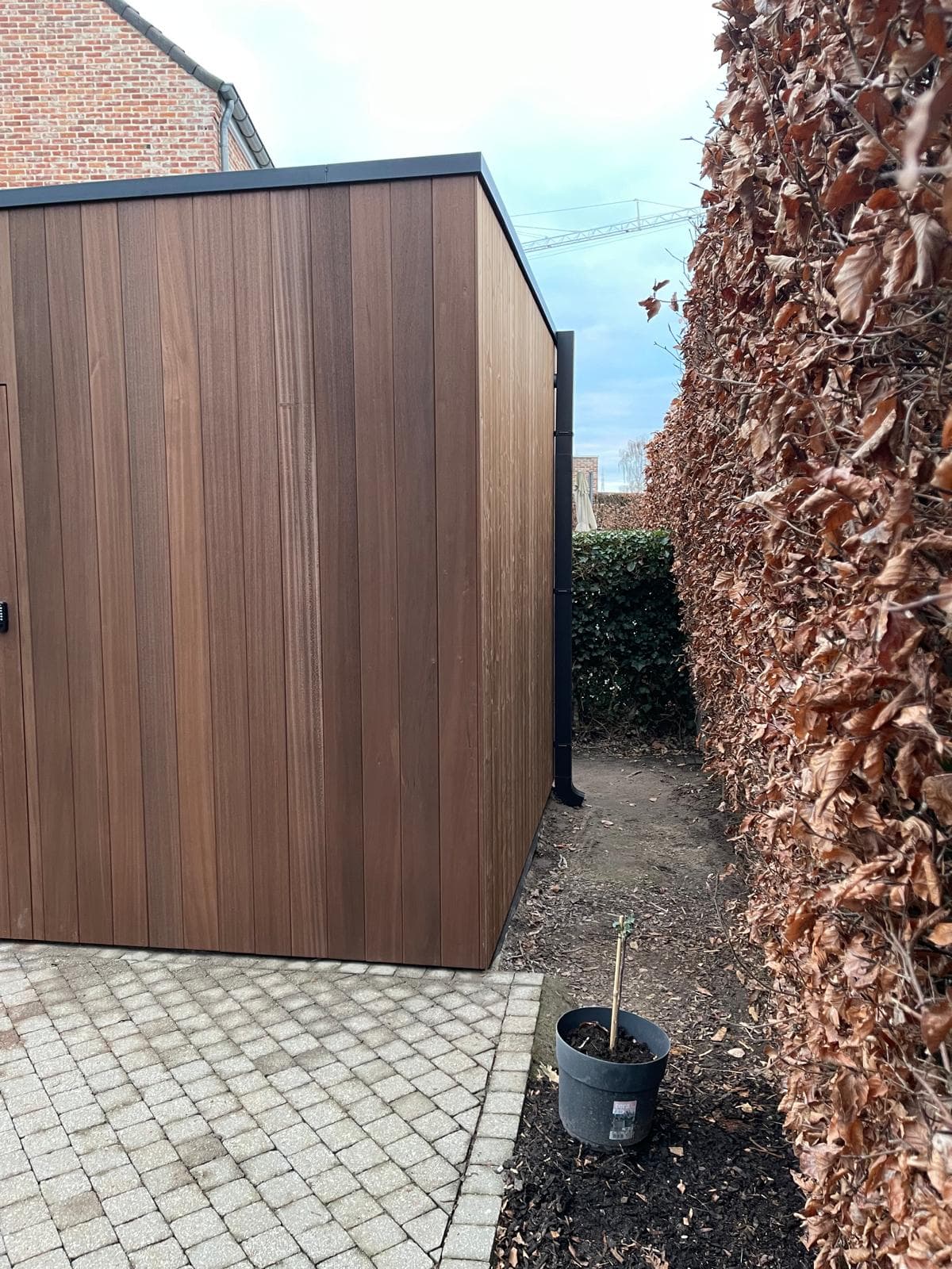 Detail van de verborgen deur in de Ayous-gevel met digitaal codeslot