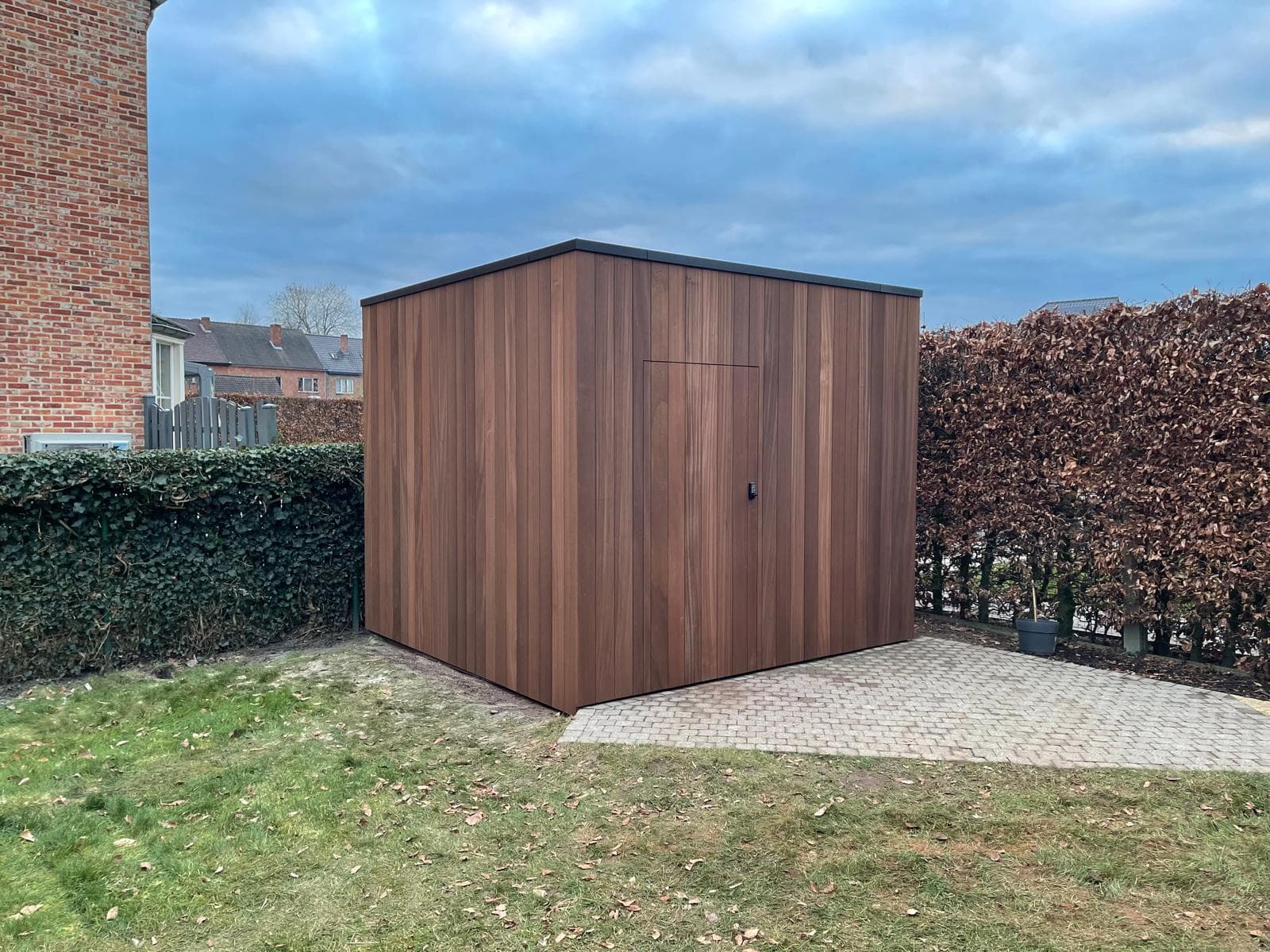 Modern tuinhuisje in Ayous thermo classic met verticale houten gevel en verborgen deur, WoPa Construction
